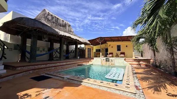 Casa Amueblada y Equipada en Venta en Chuburná Puerto 3° Fila