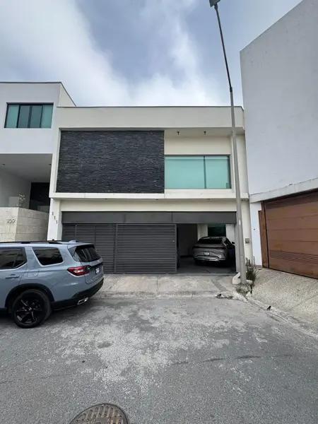 Espectacular Casa en Venta en Zona Cumbres – Privada Las Aves