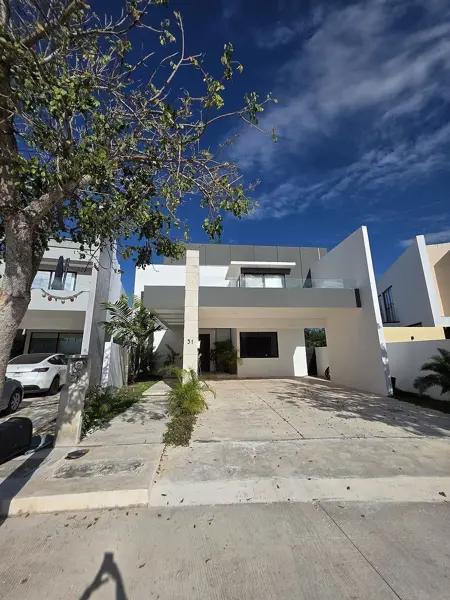 Casa en Venta en Privada Única Living con 35 Paneles Solares Casa en Venta en Privada Única Living con 35 Paneles Solares