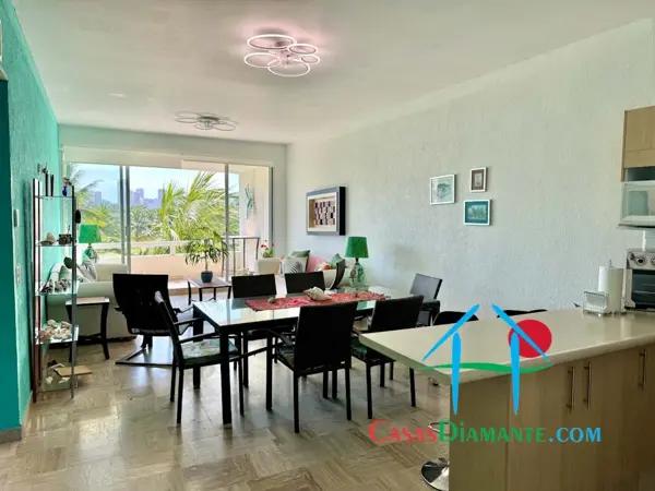 Departamento de 2 recámaras con terraza y vista al campo de golf y parcial al mar