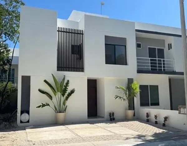 Casa en Venta en Residencial Regatta, Puerto Morelos - Amplia y Moderna