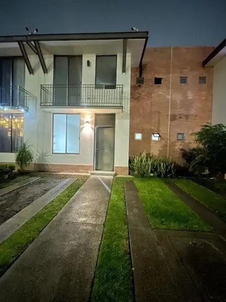 CASA EN VENTA: PUERTA DE PIEDRA CASA EN VENTA: PUERTA DE PIEDRA