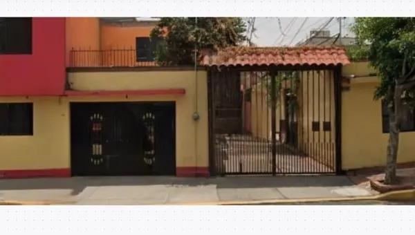 Casa en Remate Hipotecario en Iztapalapa, con Amplio Estacionamientos y Excelente Ubicacion LAAB1