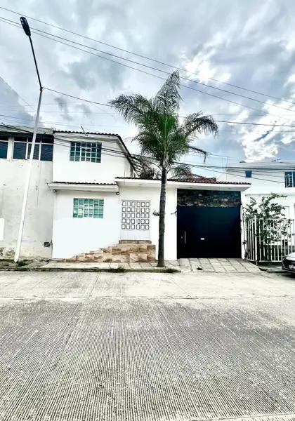Casa en venta en Sta. Cruz Buenavista, Vía Volkswagen con RECÁMARA EN PLANTA BAJA y dos locales