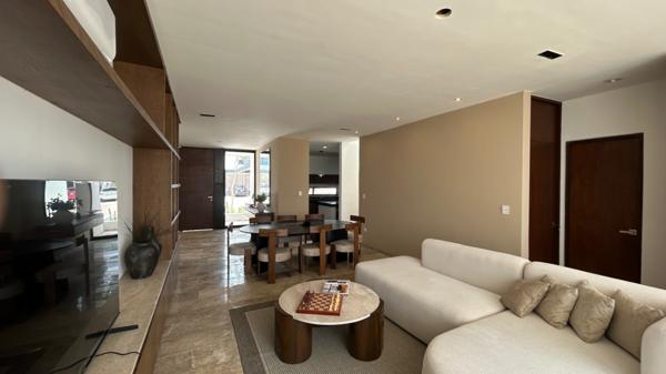 Casa en venta de 5 habitaciones alberca cuarto de servicio en Sta Gertrudis Copo