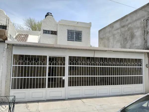 LA MEJOR UBICACION | Hermosa Casa Recién Remodelada y Lista para Habitar