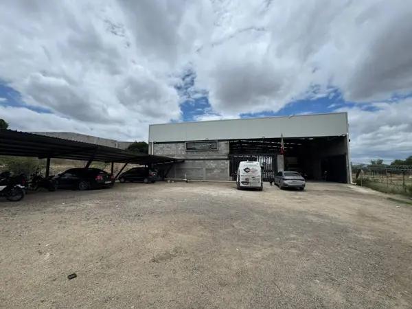 Gran bodega con departamento incluido y pozo de agua. Gran bodega con departamento incluido y pozo de agua.