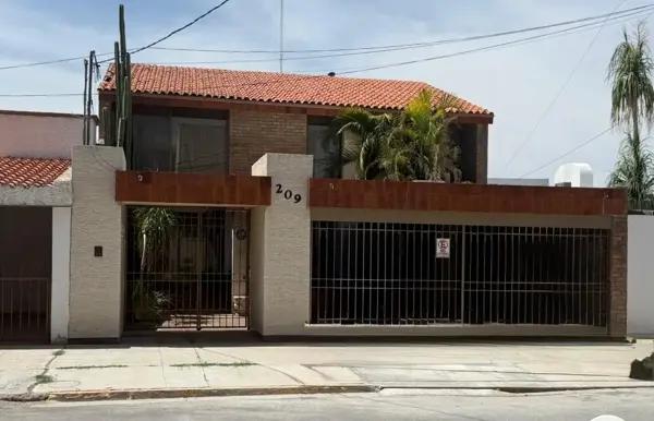 CASA RESIDENCIAL EN VENTA EN COLONIA LAS ROSAS EN GOMEZ PALACIO, DGO