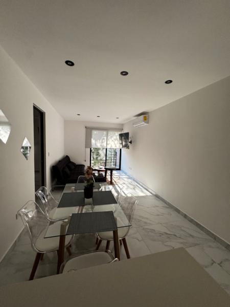 Alquiler de departamento en Playa del Carmen con piscina y aire acondicionado, céntrico y amueblado