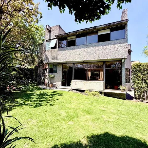 Casa en Venta en Jardines del Ajusco con Amplio Jardín y Doble Seguridad