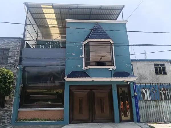 Amplia casa en venta en Coacalco