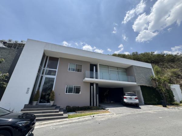 CASA EN RENTA EN LAGOS DEL VERGEL, ZONA SUR DE MONTERREY, 3 RECÁMARAS, PATIO DE 120 M² CASA EN RENTA EN LAGOS DEL VERGEL, ZONA SUR DE MONTERREY, 3 RECÁMARAS, PATIO DE 120 M²