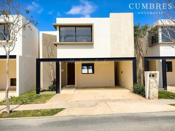 Casa de dos niveles en Conkal, en comunidad planeada con gran parque central