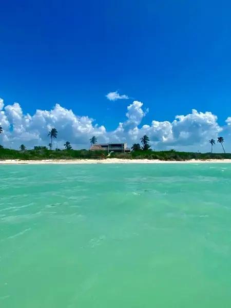 Residencia de autor frente al mar con 25 m de playa privada en Sisal