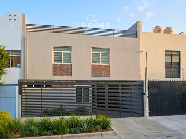 CASA EN VENTA EN JARDINES DEL BOSQUE, GUADALAJARA