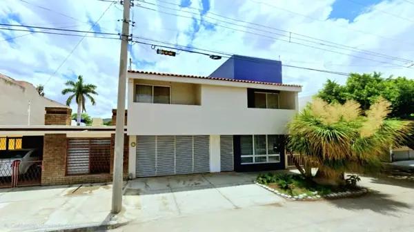 Casa en venta en Torreón Jardín, CON ESTUDIO INDEPENDIENTE.