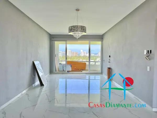 Con 2 recámaras, terraza con vista al campo de golf y parcialmente al mar Con 2 recámaras, terraza con vista al campo de golf y parcialmente al mar