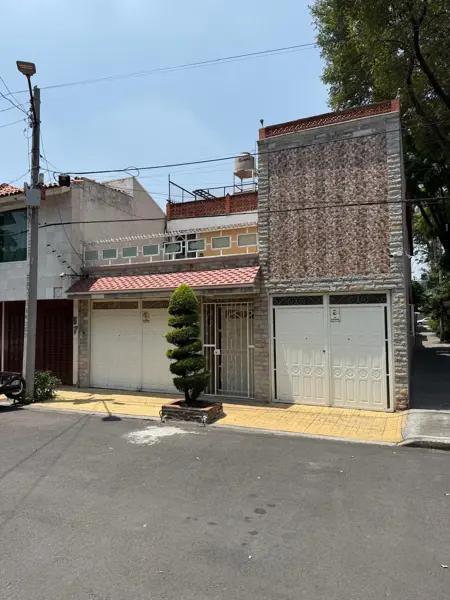Casa en Venta en Colonia Balbuena con Terraza y Amplios Espacios