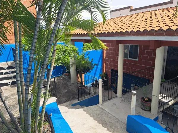 BONITA CASA 2 PLANTAS CON ALBERCA Y DOS LOCALES COMERCIALES INDEPENDIENTES DE LA CASA