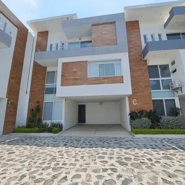 CASA DE 3 NIVELES EN PRIVADA CON VIGILANCIA, ROOF GARDEN, ALBERCA, JARDIN, ESTACIONAMIENTOS TECHADOS