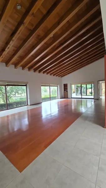 Casa Residencial en Villantigua, San Luis Potosí: Amplia y Moderna