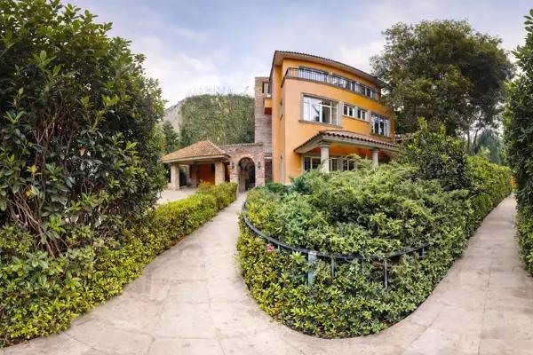Casa en Venta en Bosques de las Lomas CDMX · Espacios Amplios y Arquitectura de Autor !