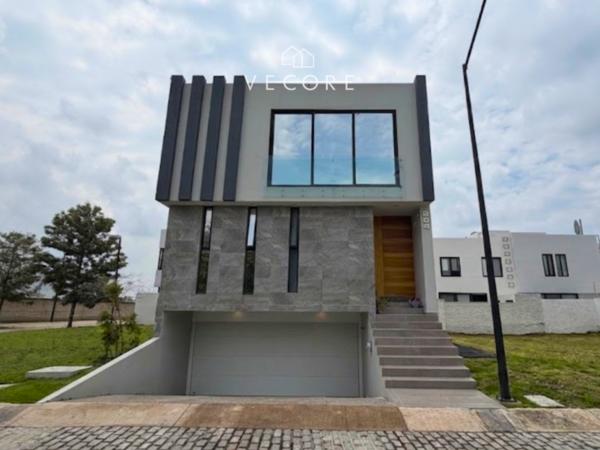 CASA EN VENTA EN PUNTO SUR ESTE, TLAJOMULCO DE ZUÑIGA