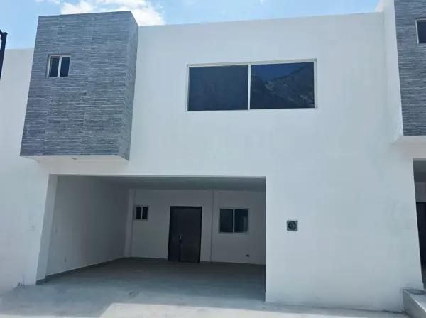 Casa en venta en Cumbres del Valle, Monterrey: Espaciosa y moderna Casa en venta en Cumbres del Valle, Monterrey: Espaciosa y moderna