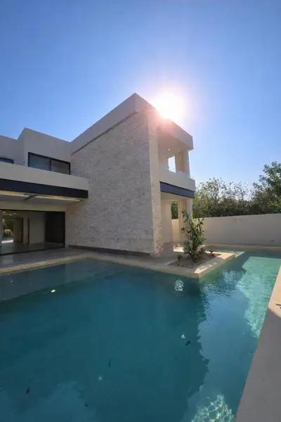 CASA 3 RECAMARAS AMPLIO TERRENO, ALBERCA, DISEÑO DE JARDIN, EQUIPADA EN Z. C.C.