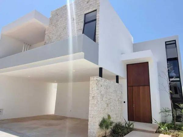 CASA DE LUJO EN TEMOZON NORTE, ENTREGA INMEDIATA