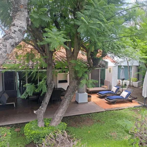 CASA SOLA DE UN NIVEL, 4 RECAMARAS, 3 BAÑOS, TERRAZA,VISTA AL JARDIN Y ALBERCA, 2  ESTACIONAMIENTOS