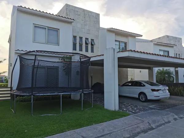 Casa en Renta en Paraíso Country Club, Emiliano Zapata: Espacios Amplios y Comodidad