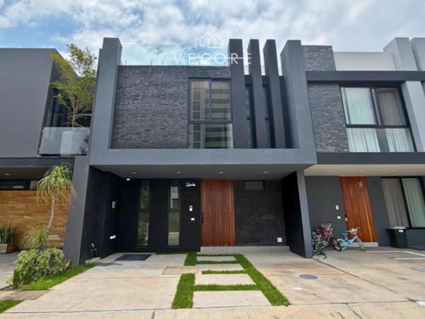 CASA EN VENTA EN PUNTO SUR ESTE, TLAJOMULCO DE ZUÑIGA