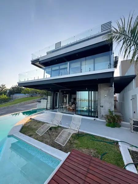 Casa en venta en Tequesquitengo | Vista panorámica al lago | Rooftop y Alberca Infinita