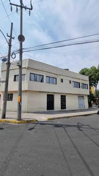 Edificio con Locales Comerciales y Departamentos en CDMX