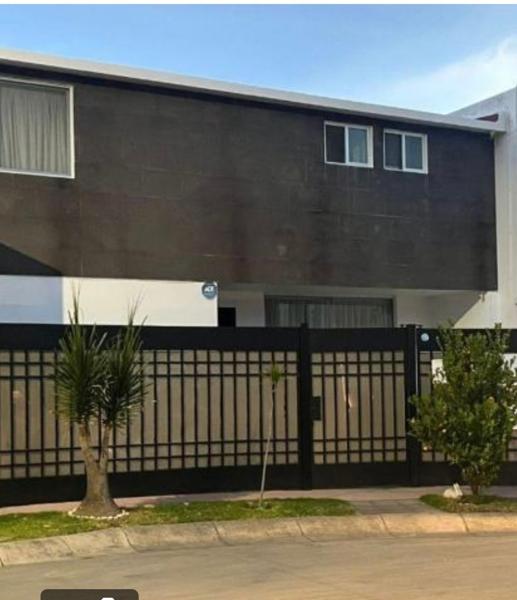Casa en Venta en Lomas Verdes, Naucalpan de Juárez - Amplia Residencia con Garage y Seguridad