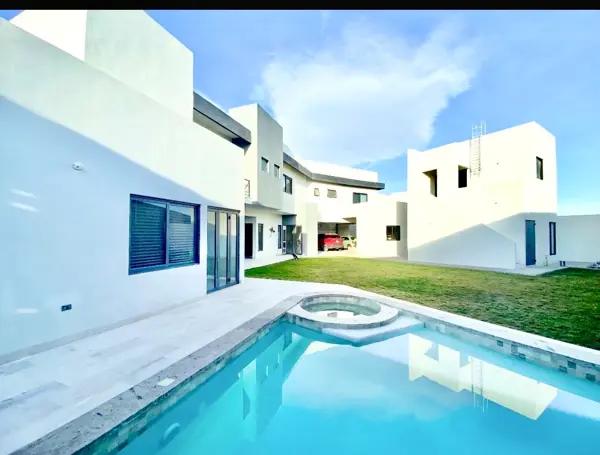 RESIDENCIA EN REMATE EN LA RÚA POCO USO