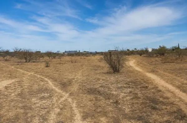 Terreno en venta de 3,000 m², a 200 m del TSM. Ideal para uso comercial o residencial.
