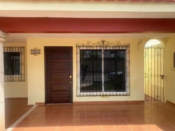 Amplia casa de una planta en renta con opción para oficina en Villas del Sol