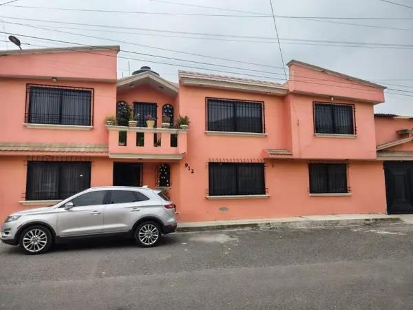 Amplia Casa en Venta en Ocho Cedros, Toluca, con 5 Recámaras.