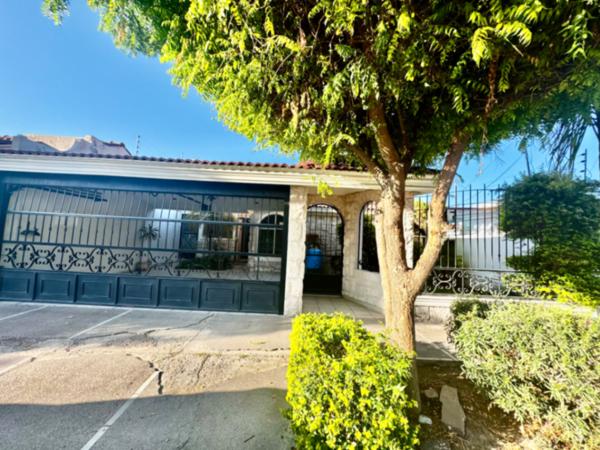 CASA DE UN PISO, CUARTO DE SERVICIO. TORREON JARDÍN