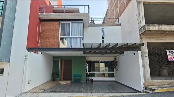 CASA EN RENTA TOTALMENTE AMUEBLADA
(Fracc. Morada del Quetzal)