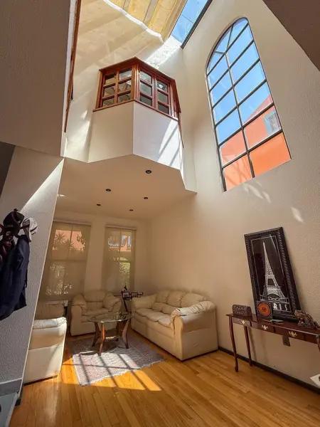 Casa en condominio. Muy iluminada y con terraza