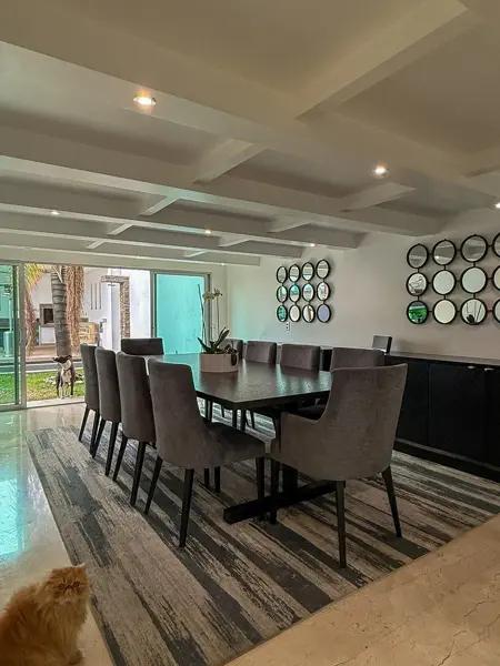 Residencia con carril de nado, terraza, jardín y jacuzzi