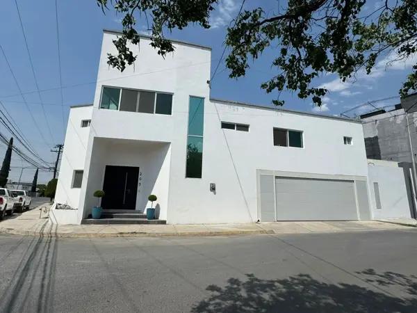 Casa con ALBERCA en VENTA en Valle del Contry en Guadalupe Nuevo León