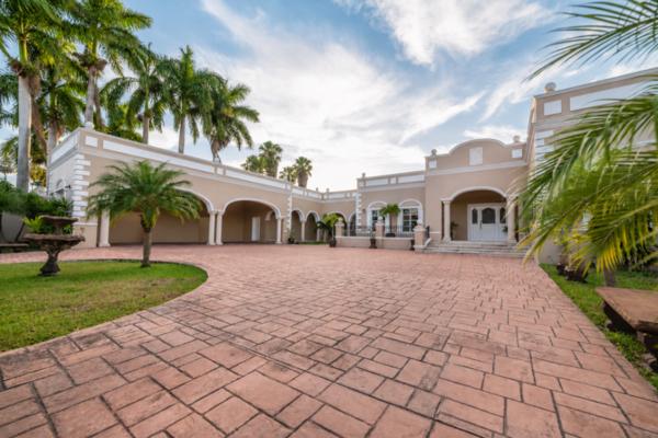 Casa en venta de una planta en avenida principal de Monterreal Merida Yucatan