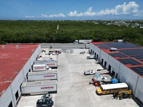 Bodega comercial de 300 m2 con oficina adecuada Playa del Carmen Bodega comercial de 300 m2 con oficina adecuada Playa del Carmen