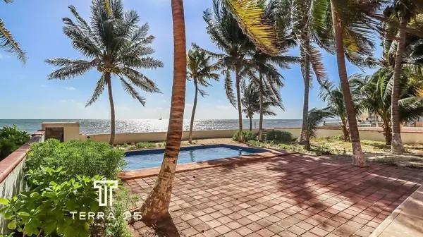 CASA A PIE DE PLAYA EN PUERTO MORELOS A LA VENTA