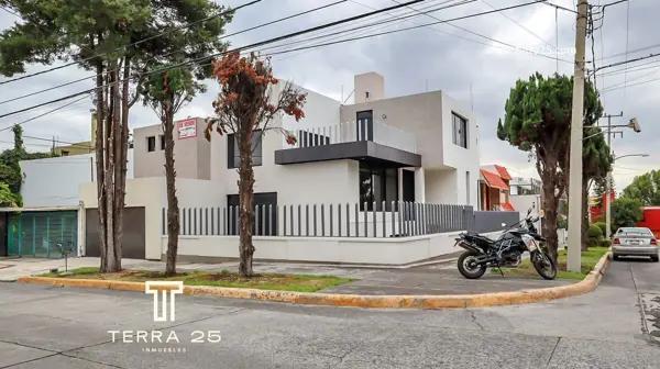 CASA  ESQUINERA REMODELADA A LA VENTA EN SATELITE EN VENTA