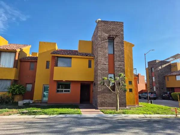 Casa en VENTA en Cerrada Tabachines, Viñedos | Amplio jardín, cocina premium y amenidades